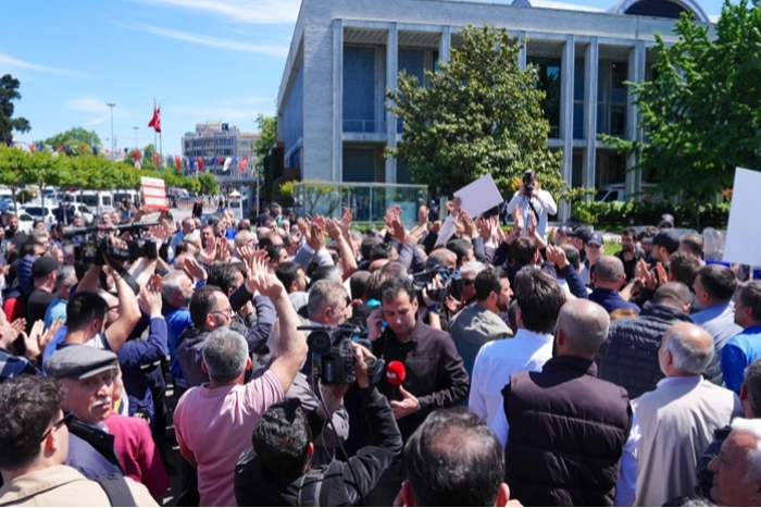 İETT'ye bağlı özel halk otobüsü sahiplerinden İBB binası önünde protesto gösterisi düzenledi