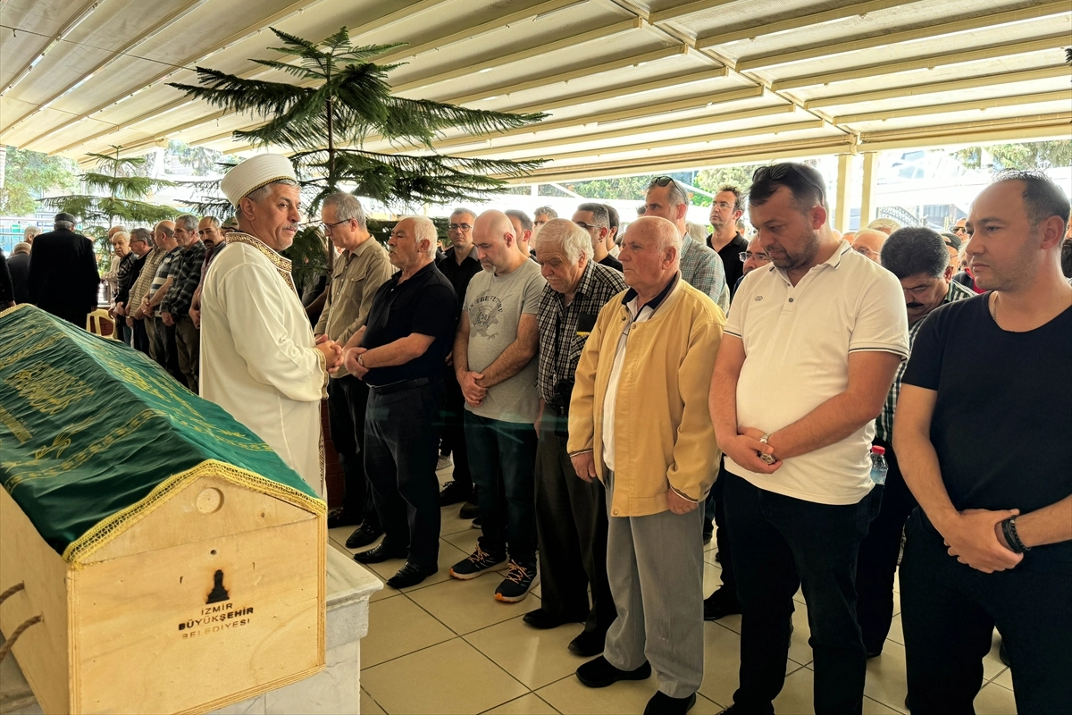 Kanada'da trafik kazasında ölen kişi İzmir'de toprağa verildi haberinin görseli