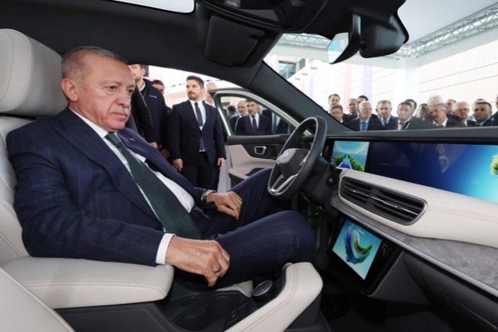 Cumhurbaşkanı Recep Tayyip Erdoğan, Togg'un yeni modelini inceledi