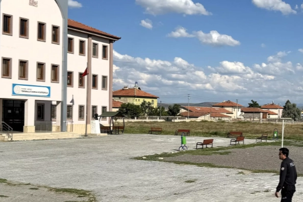 Aksaray'da sınıf öğretmenine okul bahçesinde sopalı saldırı