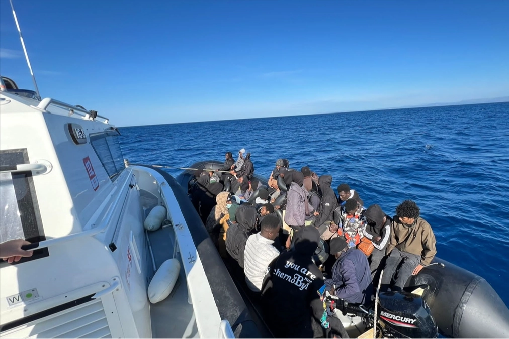 Çeşme açıklarında 44 düzensiz göçmen yakalandı