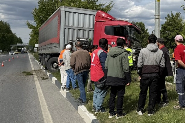 Kütahya'da kaza: Tır kontrolden çıkarak refüjdeki ağaca çarptı