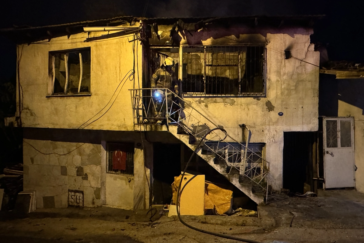 İzmir Haber: Bayraklı'da müstakil bir evde yangın çıktı