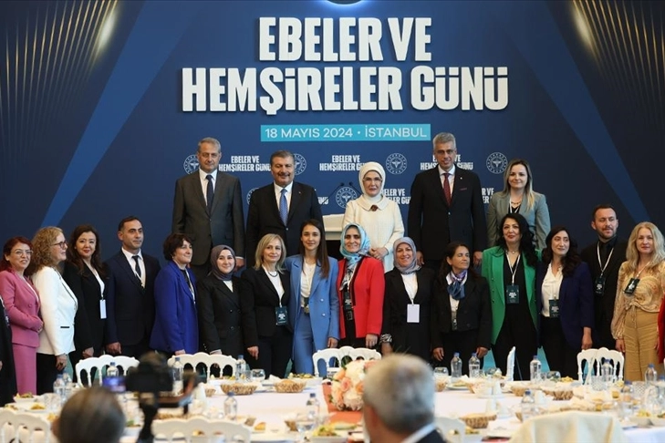 Emine Erdoğan hemşire ve ebelerle bir araya geldi haberinin görseli