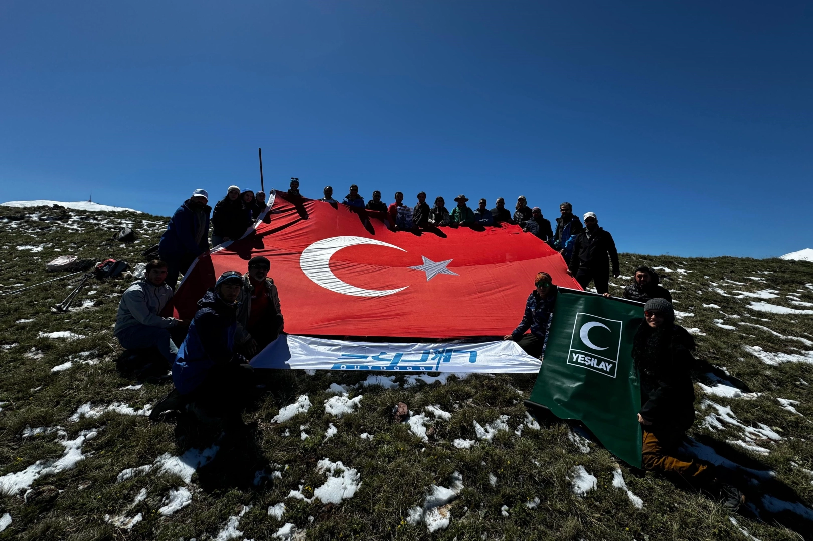 Erzurum'da dağcılar 19 Mayıs Gençlik ve Spor Bayramı'nı Palandöken zirvesinde kutladı