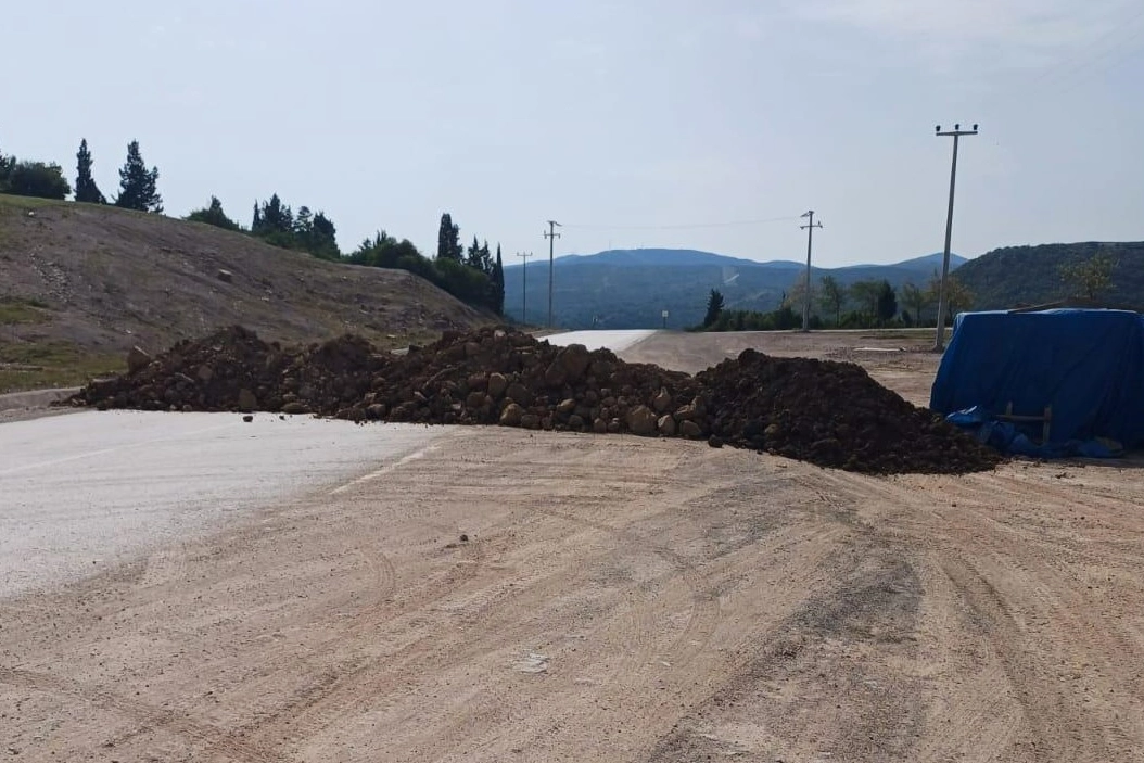 İlginç olay: Müteahhit yolu toprakla kapattı, mahalleli evine gidemedi haberinin görseli