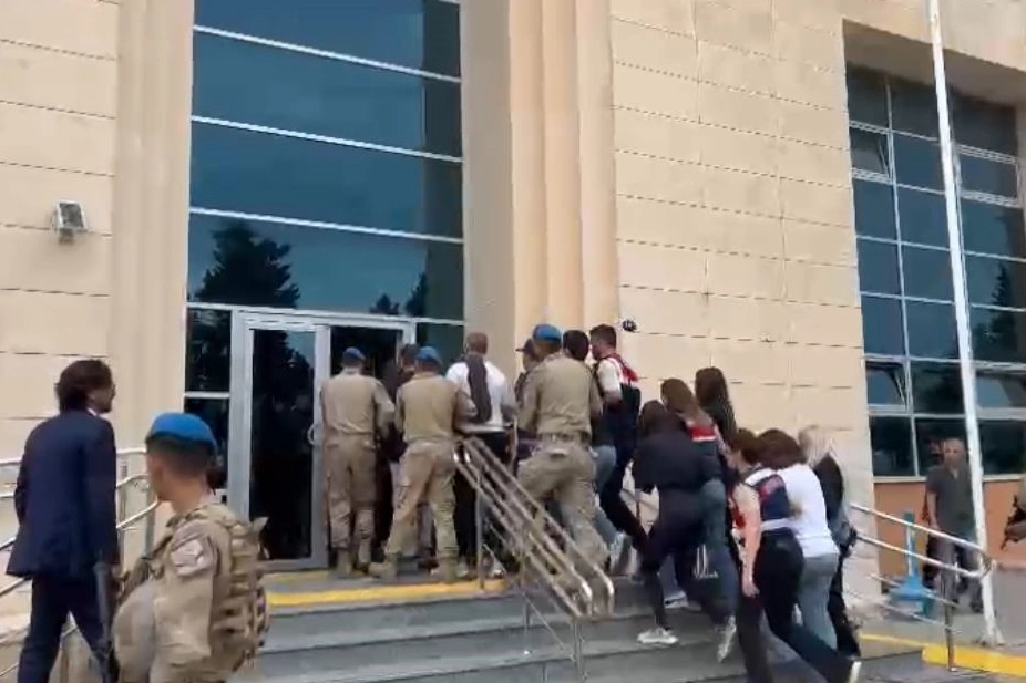 İzmir'de dolandırıcılık operasyonu: Şebeke lideri ve sahte avukat yakalandı haberinin görseli