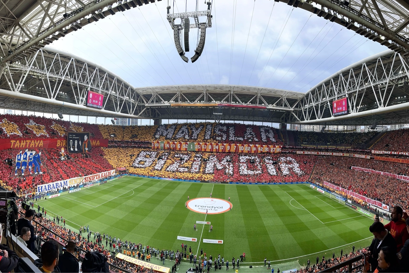 Galatasaray tribünlerinden derbi için koreografi haberinin görseli