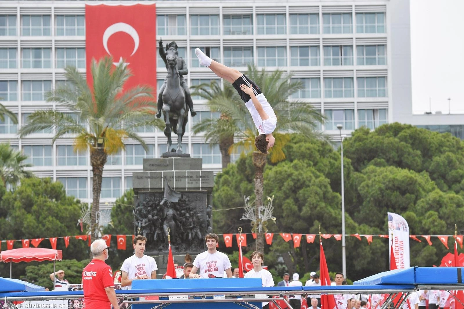 Cumhuriyet Meydanı rengarenk oldu