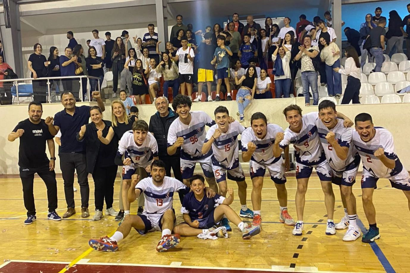Efes Selçuk Salon Sporları Kulübü Kaymakamlık Kupası'nı kaptı haberinin görseli