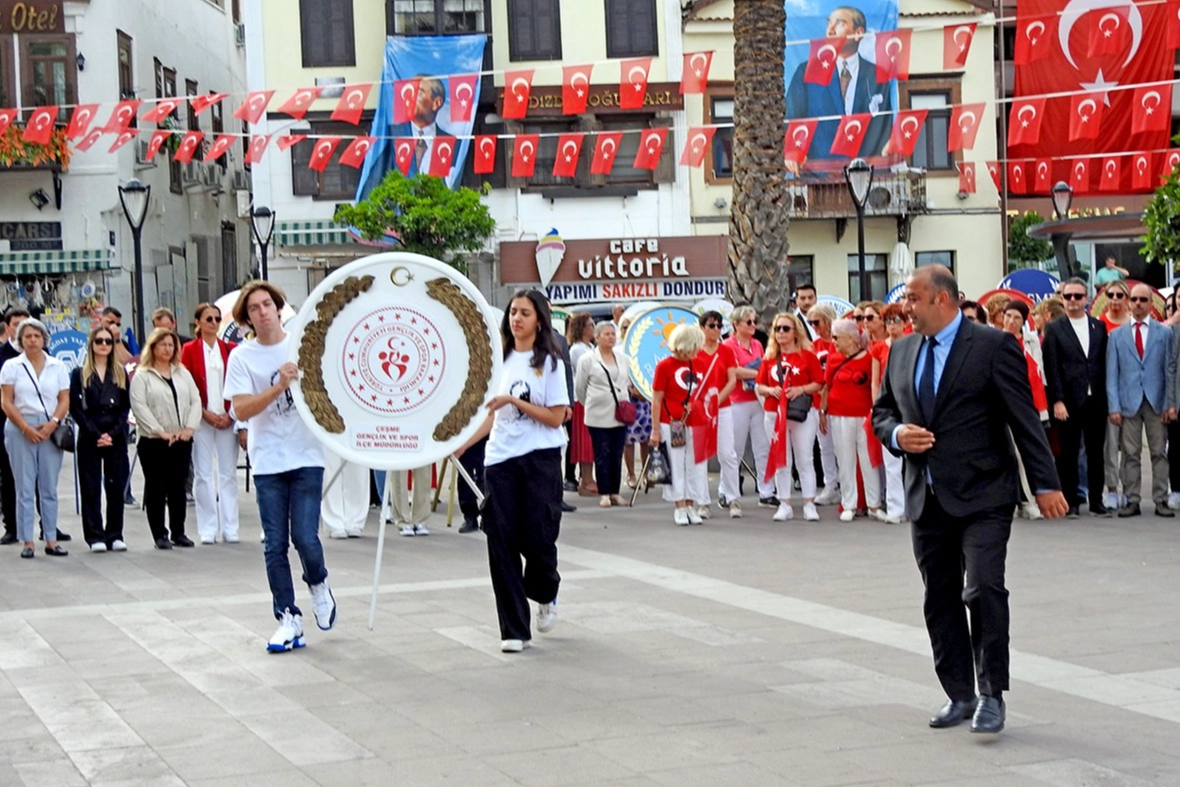 İzmir Çeşme'de 19 Mayıs coşkuyla kutlandı: Türk gençliğine verilmiş en büyük hediye haberinin görseli