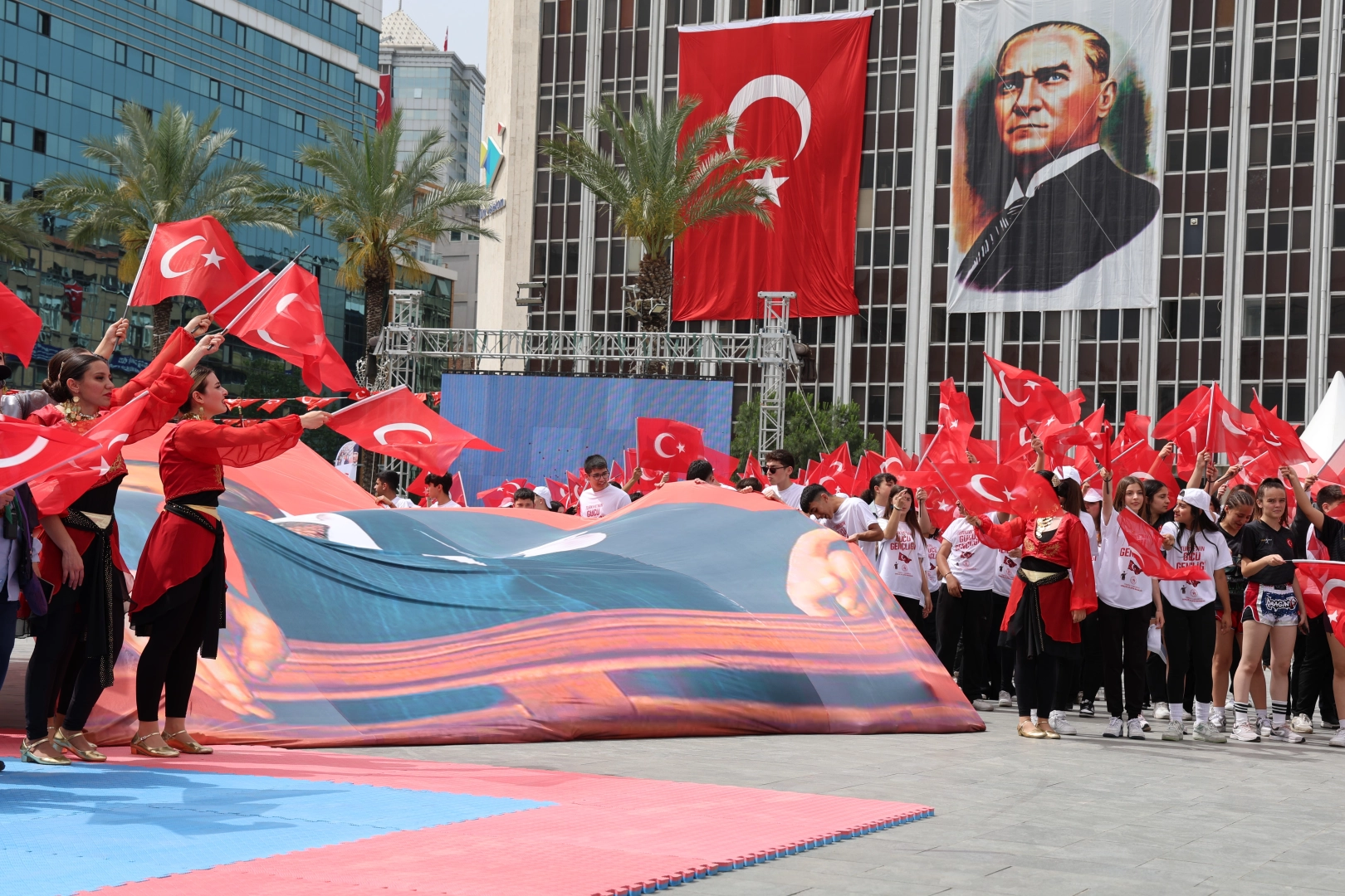 İzmir’de 19 Mayıs coşkuyla kutlandı  