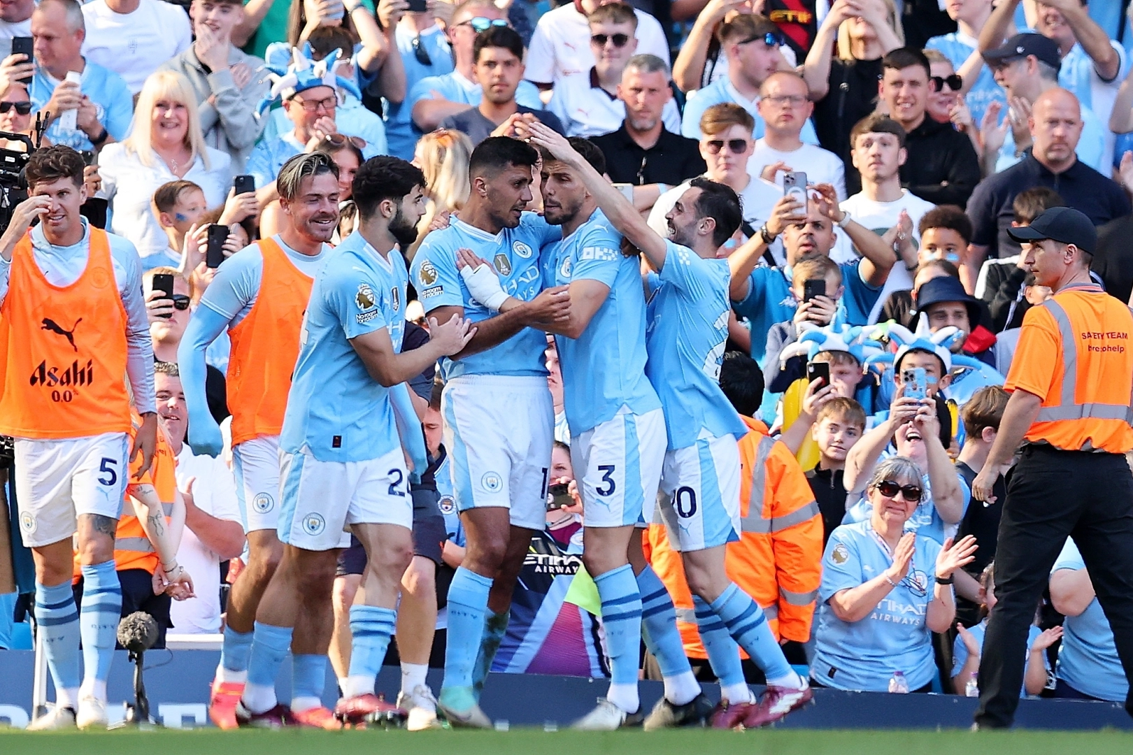Manchester City üst üste 4. kez şampiyon haberinin görseli