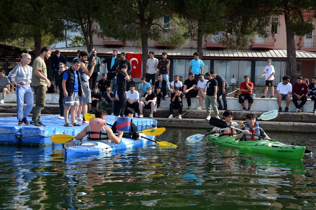 Muğla'da gençler 19 Mayıs'ta kürek çektiler