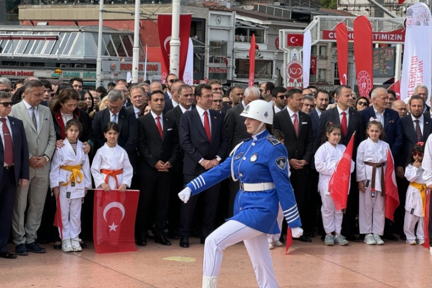 Taksim'de 19 Mayıs töreni düzenlendi