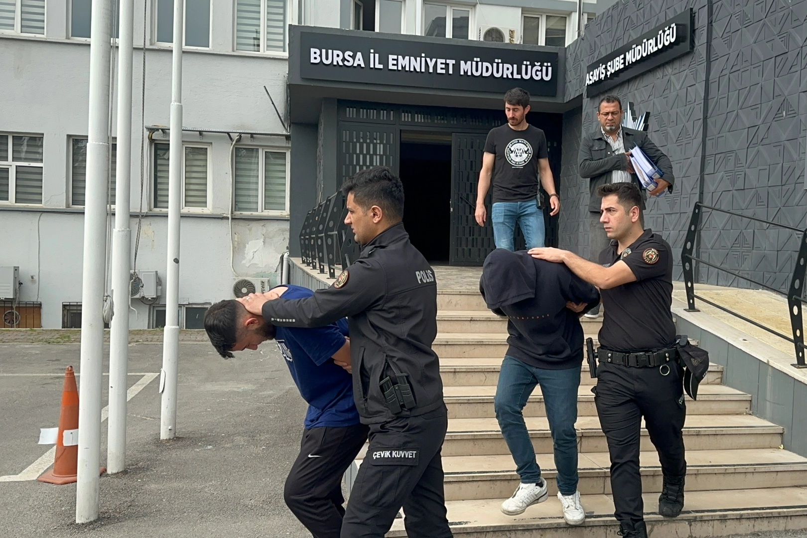609 bin liralık vurgun: Sahte genç kız profiliyle kurbanlarını kandıran çete çökertildi haberinin görseli