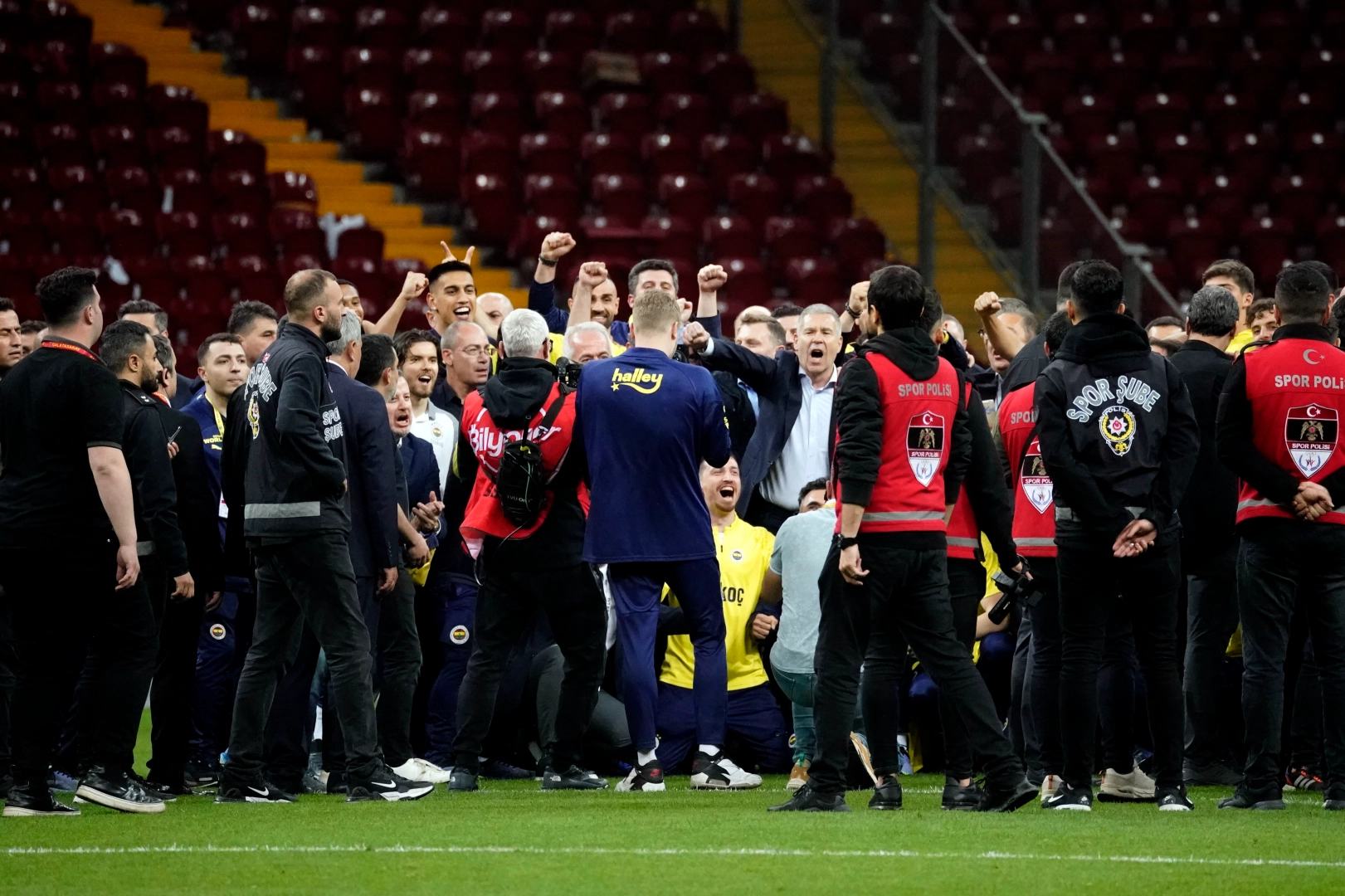 Galatasaray - Fenerbahçe derbisinin ardından ortalık karıştı haberinin görseli