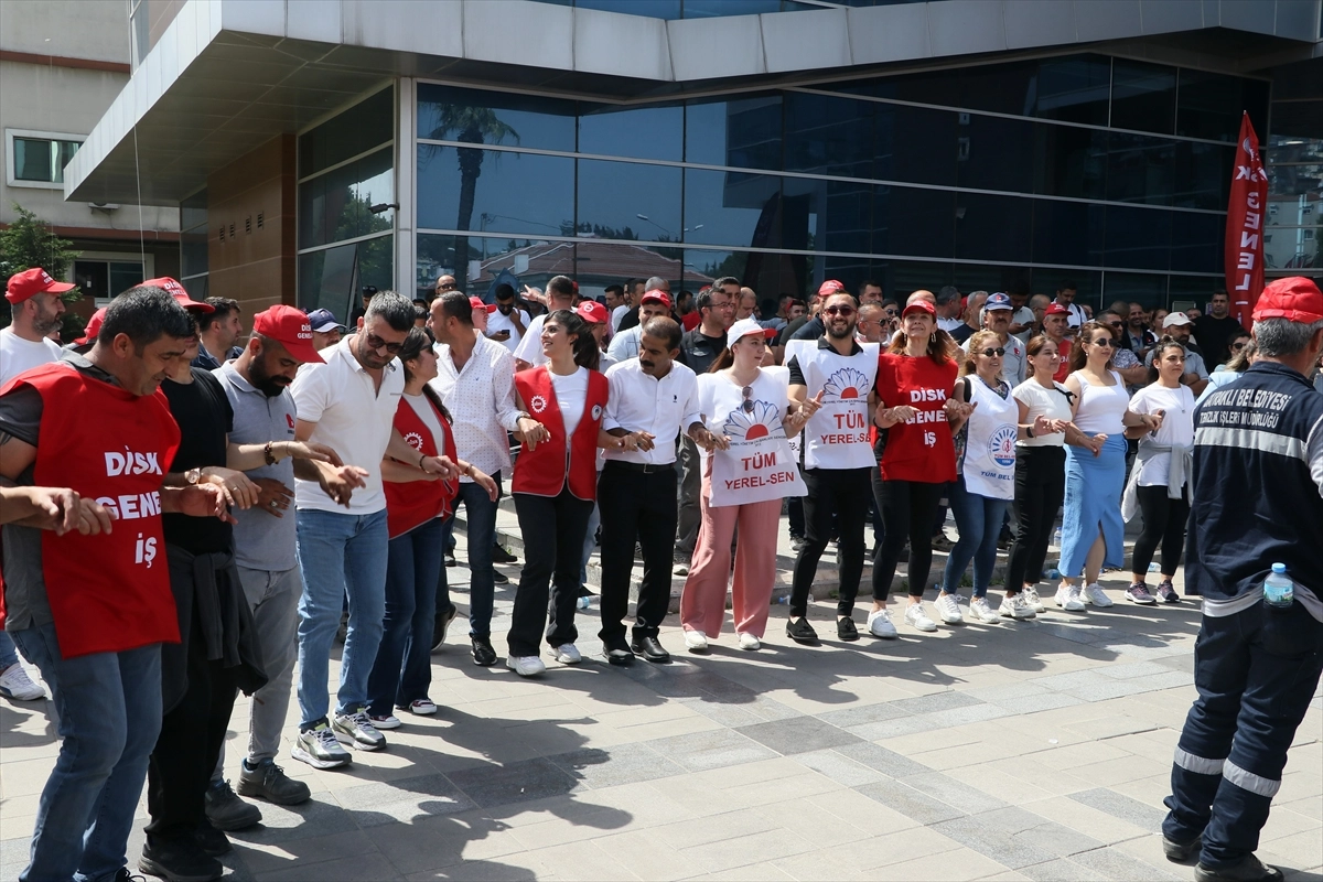 İzmir'de maaşlarını eksik alan belediye çalışanları eylemlerine devam ediyor haberinin görseli