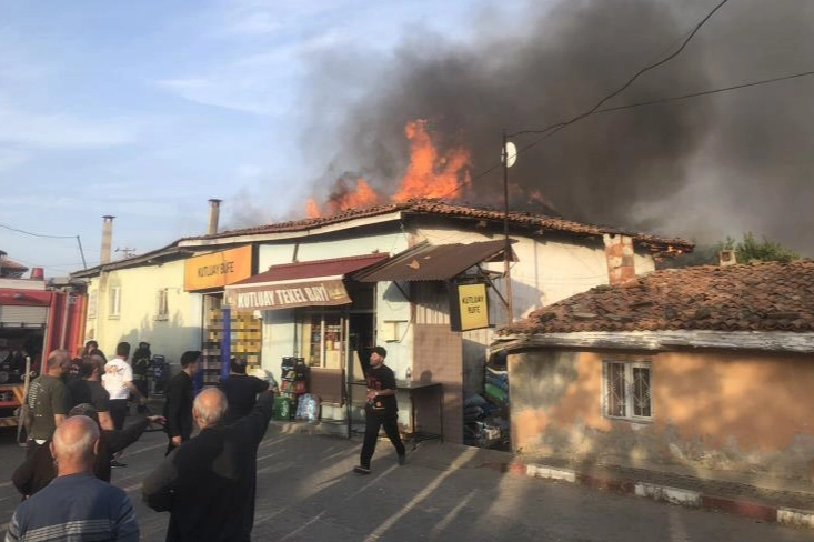 Manisa’da yangın: 2 ev ve 1 iş yeri hasar gördü