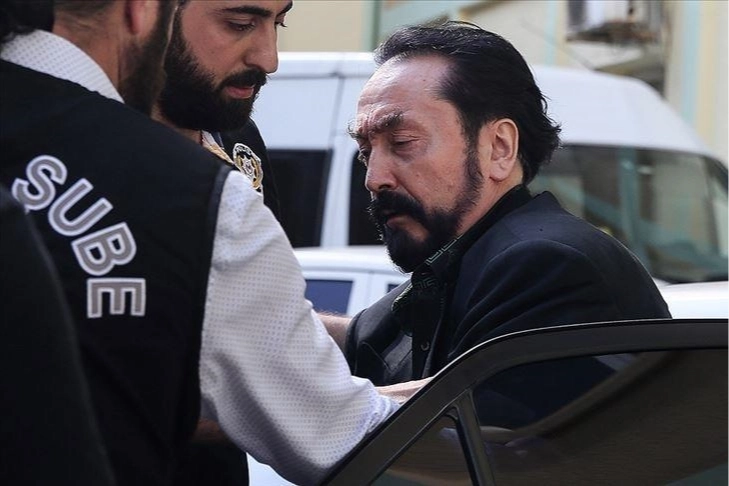 Adnan Oktar davasında yeni gelişme: Sanıklar suçlamaları reddetti, mahkeme bir sanığı tahliye etti