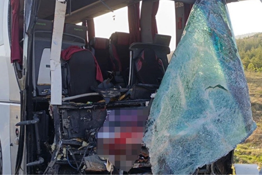 Afyonkarahisar'da feci kaza! Yolcu otobüsü ile kamyonet çarpıştı, çok sayıda yaralı var haberinin görseli