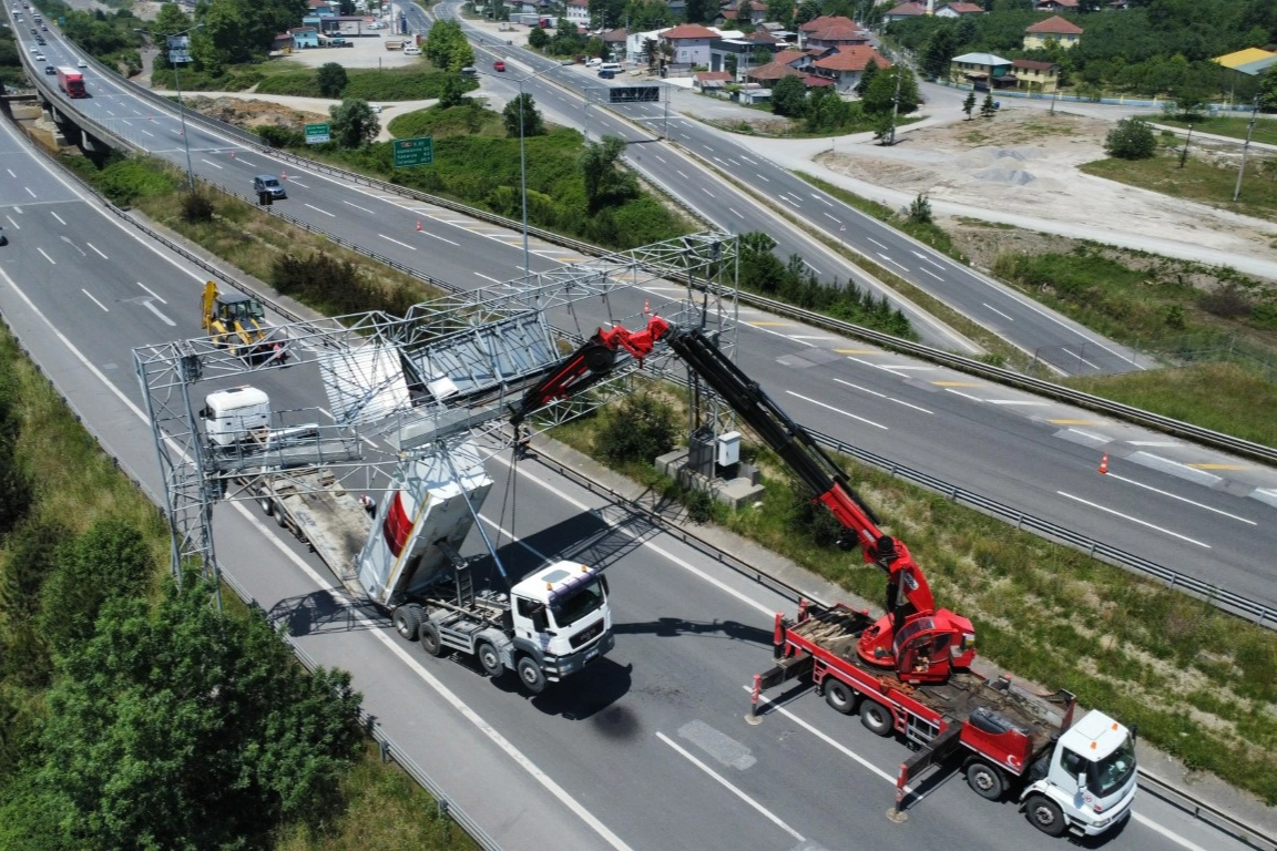 Düzce'de tuhaf kaza: Kamyon havada asılı kaldı