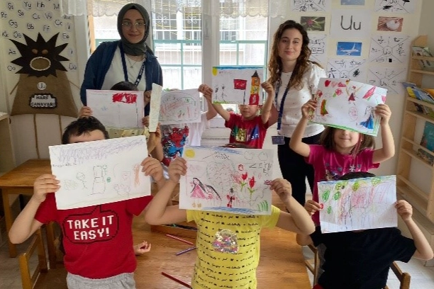 Egeli iletişimci gençler, miniklerin hayallerini sahneliyor haberinin görseli