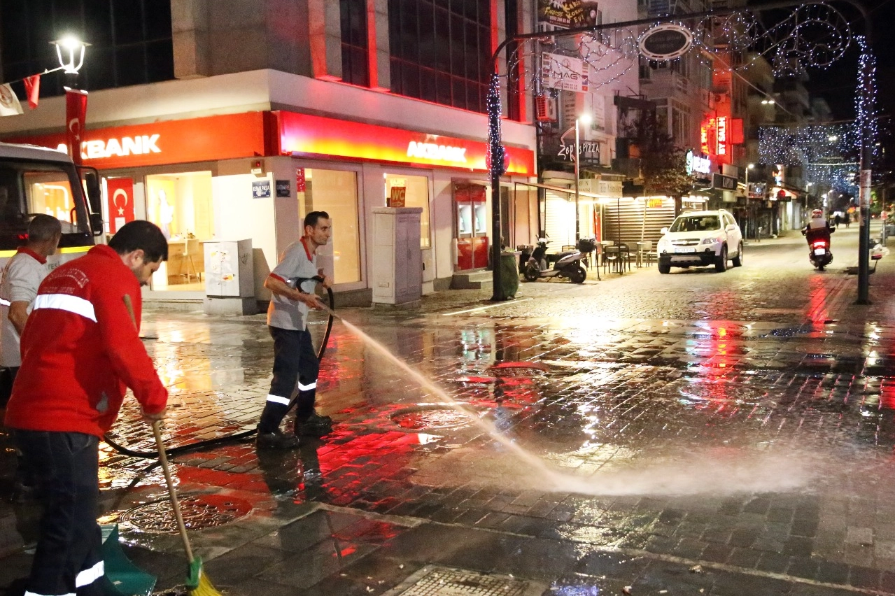 Karşıyaka Çarşısı’nda dip bucak temizlik haberinin görseli