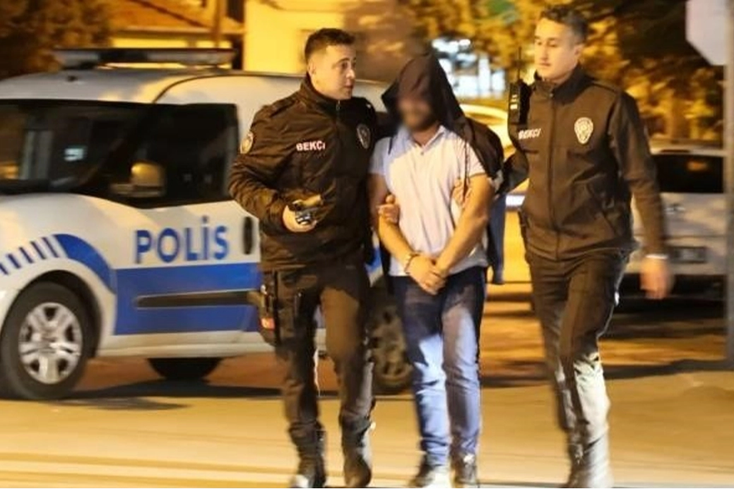 Ruhsatsız tabancayla yakalandı... Gülerek polis aracına gitti haberinin görseli