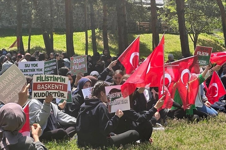 Erzurum'da öğrencilerden Gazze için sessiz yürüyüş ve oturma eylemi haberinin görseli