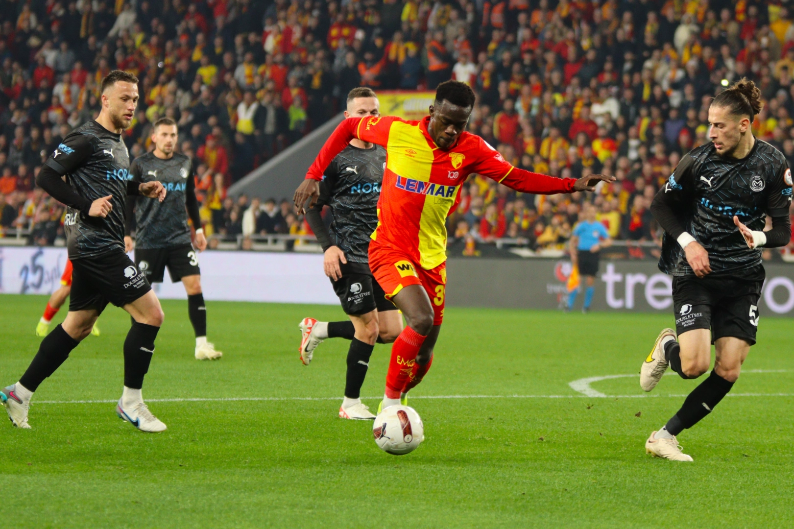 Göztepe, Anthony Dennis'in sözleşmesini uzattı haberinin görseli
