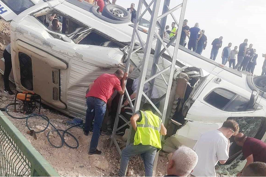 Kütahya’da yolcu minibüsü devrildi: Çok sayıda yaralı var