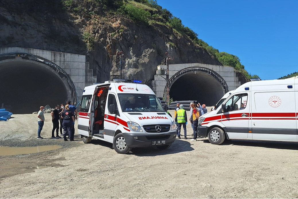 Trabzon’da tünel inşaatında iskele çöktü