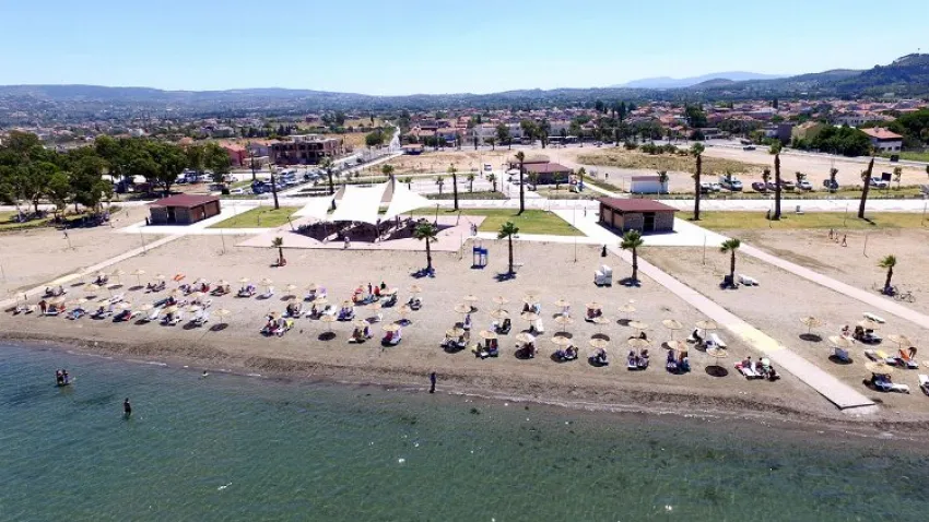 Urla Kum Denizi Plajı