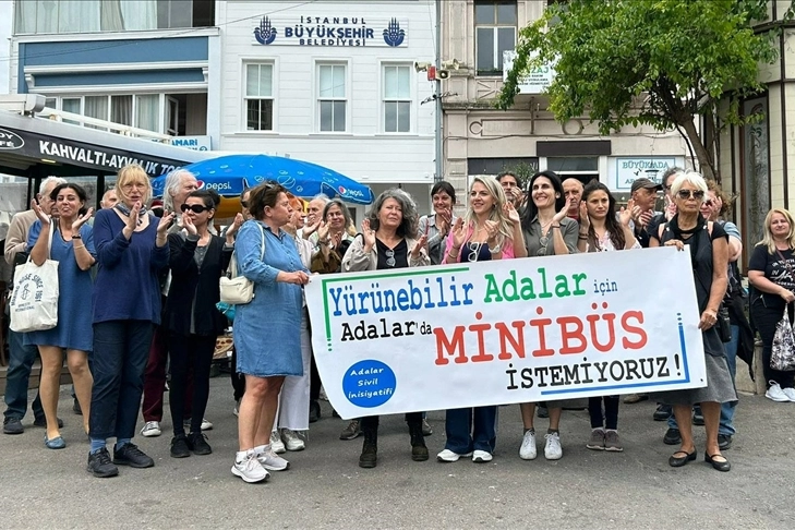 Adalar Sivil İnisiyatifi İETT minibüsüne tepki gösterdi haberinin görseli
