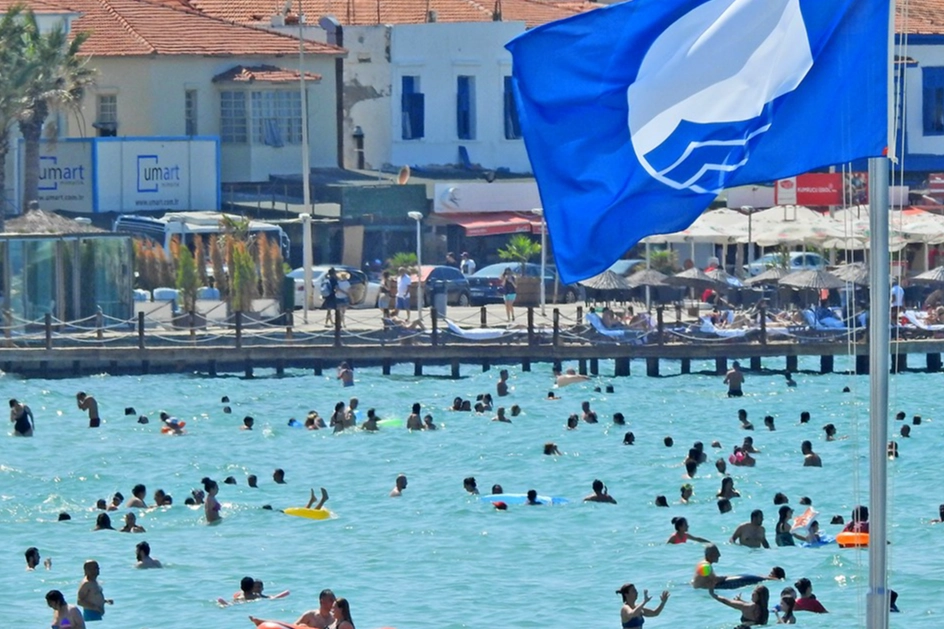 Çeşme'de 13 plaj ve 3 marinaya Mavi Bayrak haberinin görseli