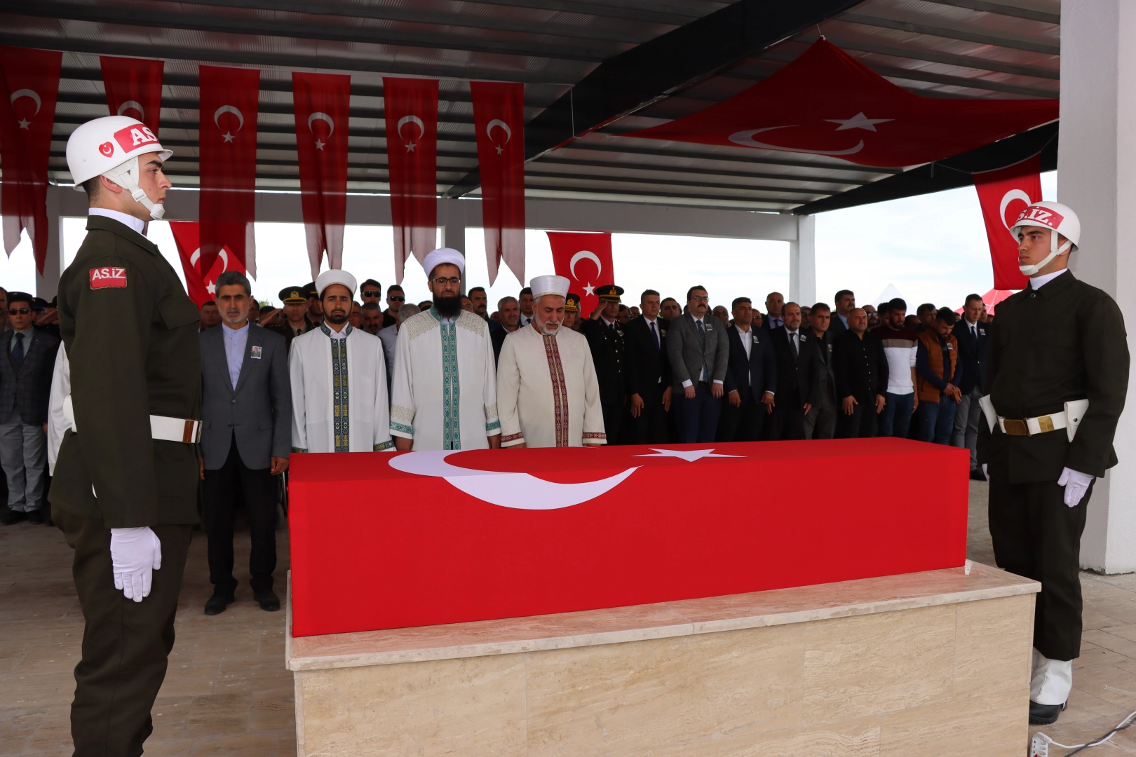 Iğdır şehidine gözyaşları içinde veda ediyor haberinin görseli