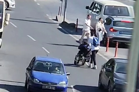 İstanbul'da tekerlekli sandalyeli adam için trafiğin ortasına daldı