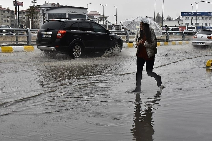 Meteorolojiden Doğu Anadolu'nun kuzeyine kuvvetli sağanak uyarısı