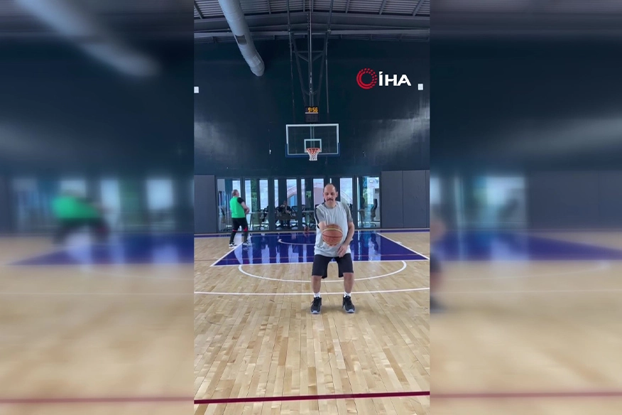 MİT Başkanı Kalın’dan üçlük basket atışı haberinin görseli