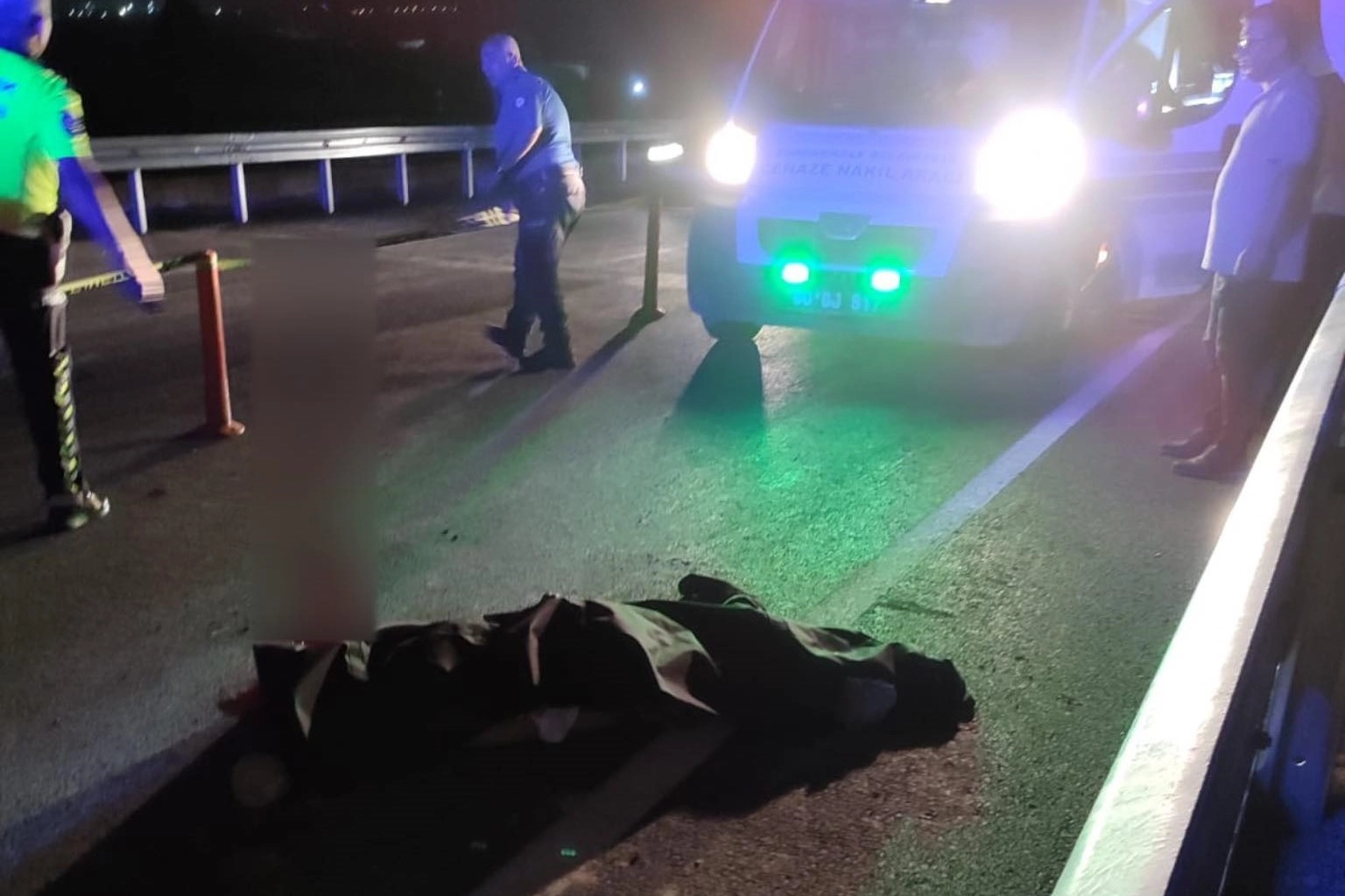 Yol kenarında çalışan işçiye otomobil çarptı haberinin görseli