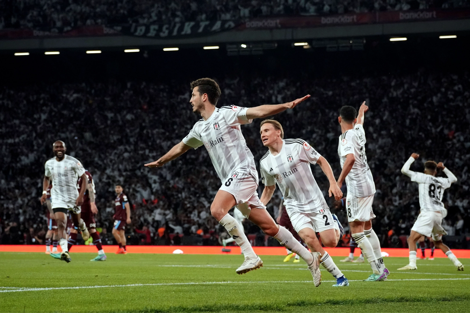 Ziraat Türkiye Kupası Finalinde büyük heyecan! Beşiktaş, Trabzonspor'u 3-2 mağlup ederek şampiyon oldu haberinin görseli
