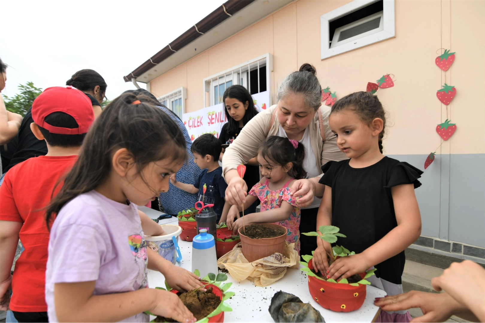 Bornova’da Çilek Şenliği haberinin görseli