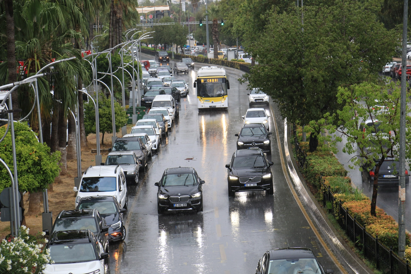 Mersin'de sağanak yağış yaşamı olumsuz etkiledi