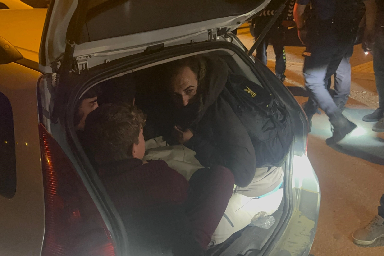 Polisin 'dur' ihtarına uymadı: Araçtan 17 kaçak göçmen çıktı haberinin görseli