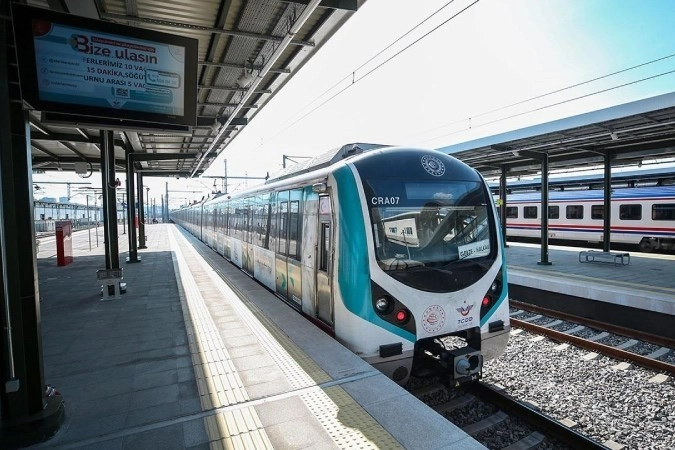 Marmaray'da korkutan anlar: Dengesini kaybetti, raylara düştü!