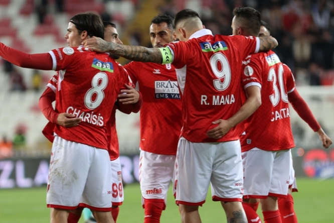 Sivasspor, Kayserispor'u 2-1'lik skorla mağlup ederek sezonu galibiyetle tamamladı! haberinin görseli