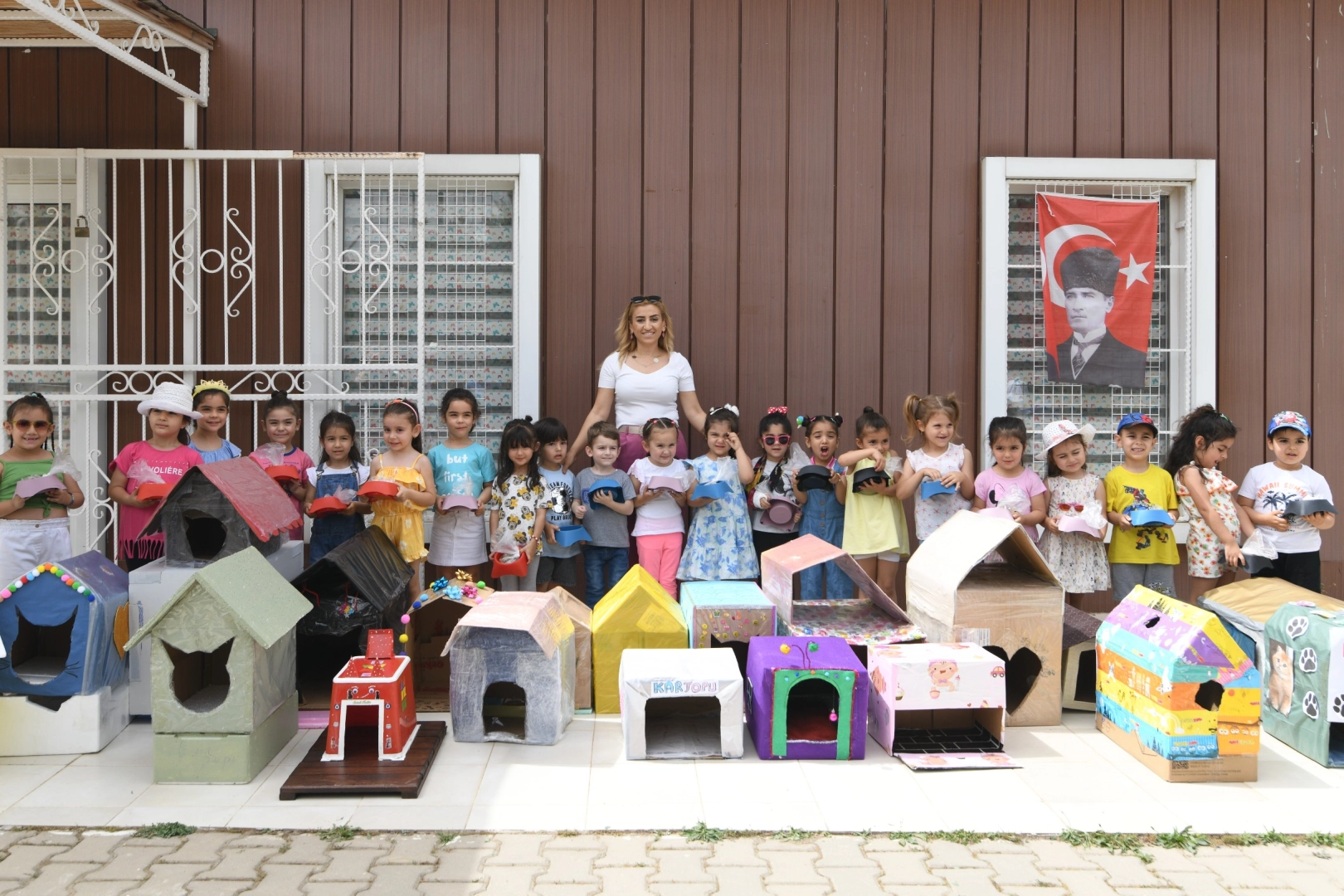 Bornova’nın küçük kahramanlarından sokak hayvanlarına büyük destek