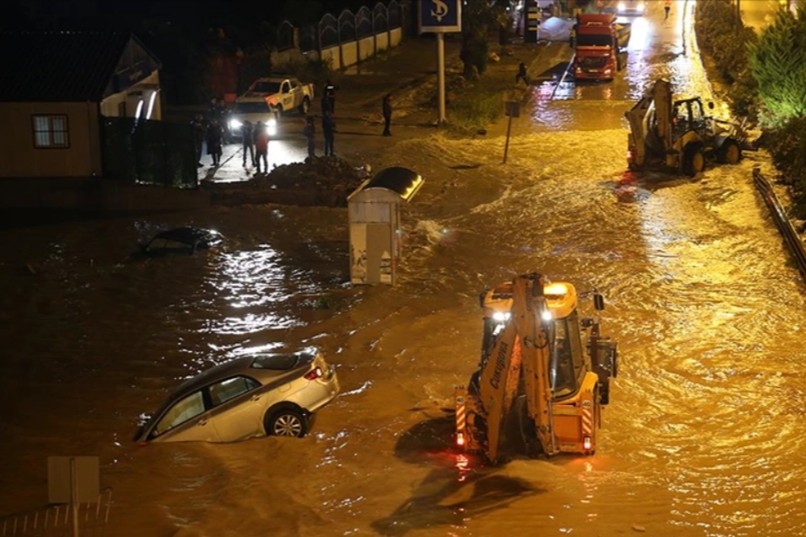 Hatay'da sağanak etkili oldu: Araçlar suya gömüldü