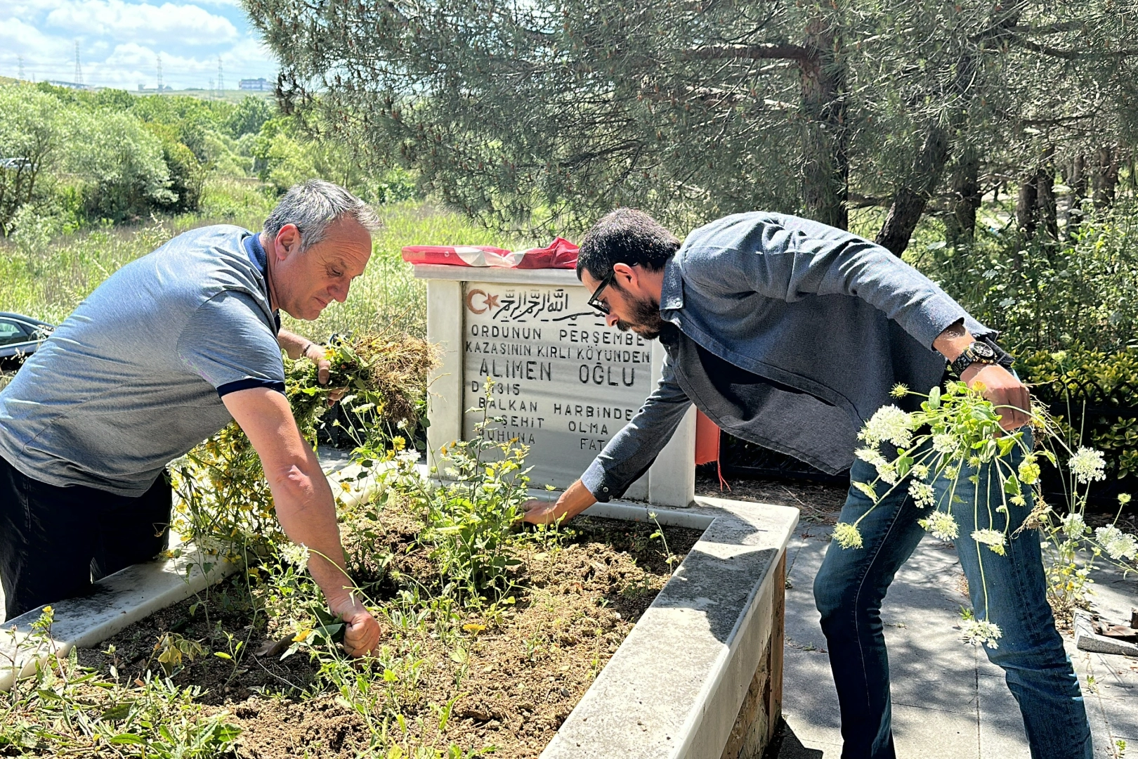 Defineciler talan etti, mahalleli sahip çıktı: Şehit mezarlığında son durum